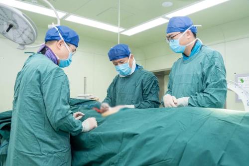 医工交叉破解老年骨折复位难题|交大一附院骨科刘俭涛博士后来榆开展学术交流与手术指导